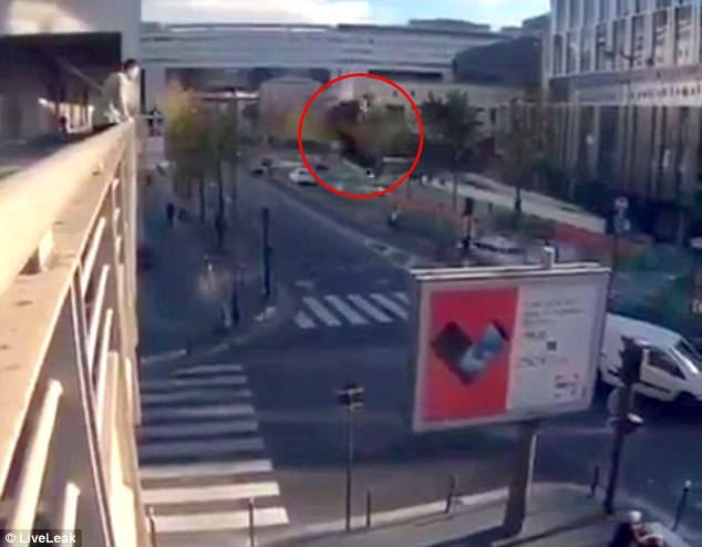 Απίστευτο: Πήδηξε από κτίριο πάνω σε διαφημιστική πινακίδα (βίντεο)